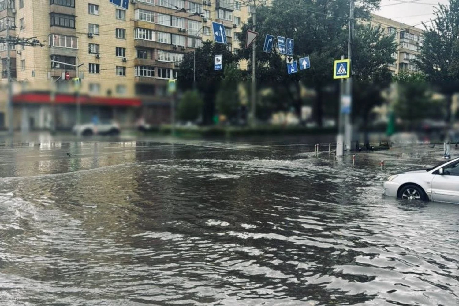 Злива у Києві: у середмісті випала півмісячна норма опадів, рух місцями ускладнено