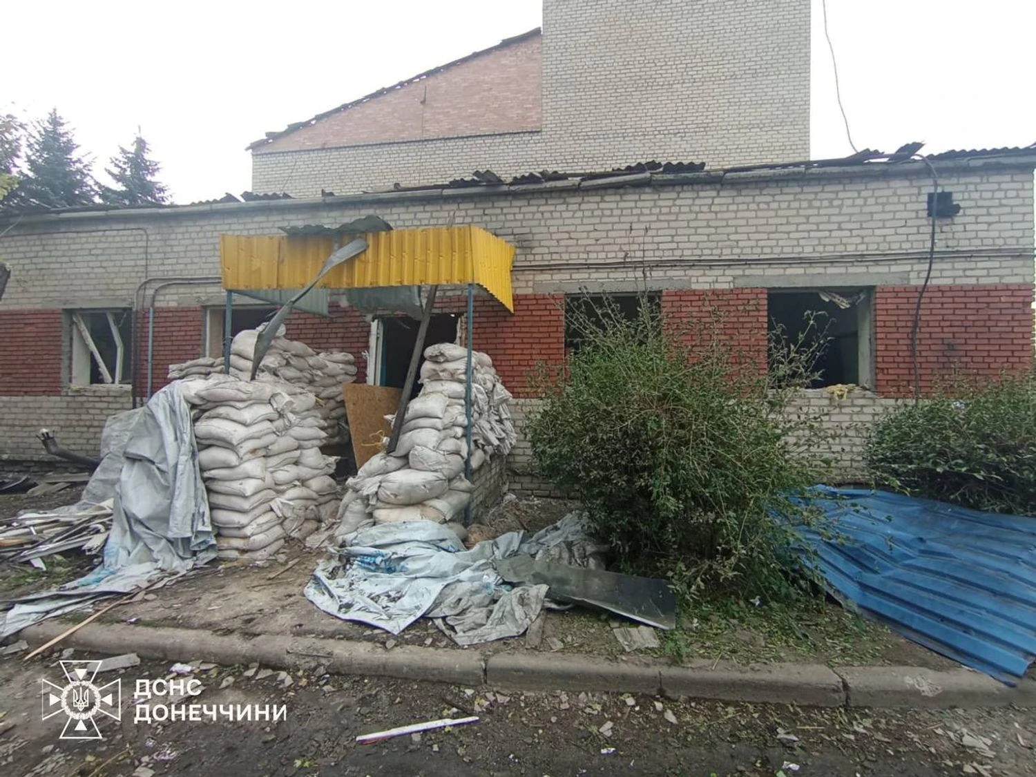 Російський удар пошкодив пожежну частину у Добропіллі